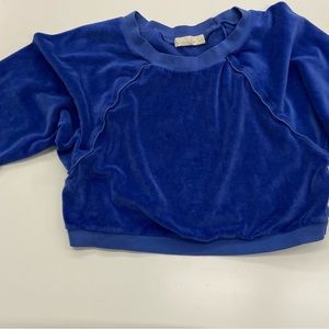 Cropped Suzie Kondi blue velour sweatshirt